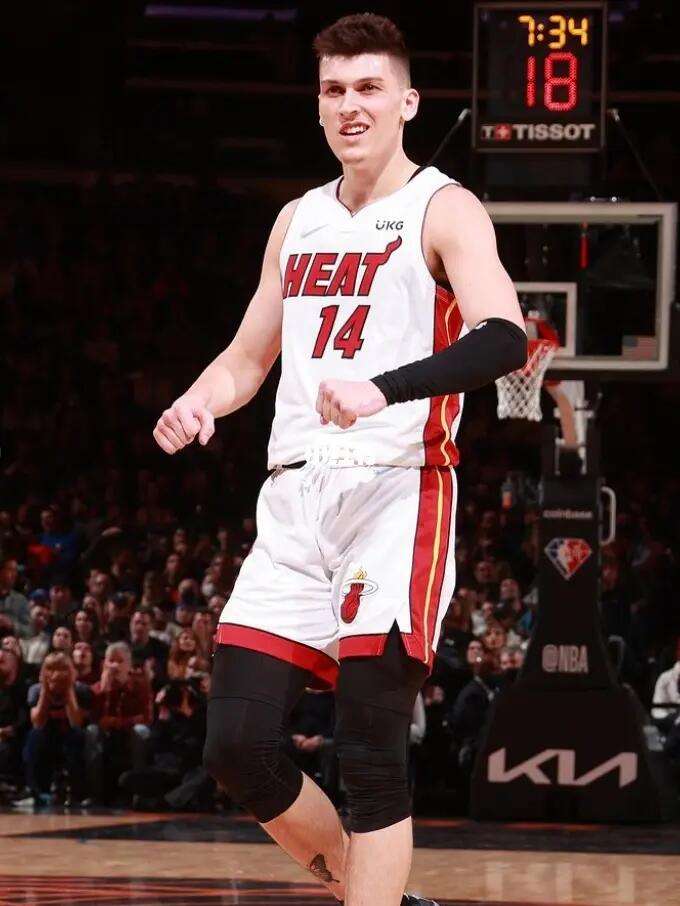 随着国际足 随着国际足